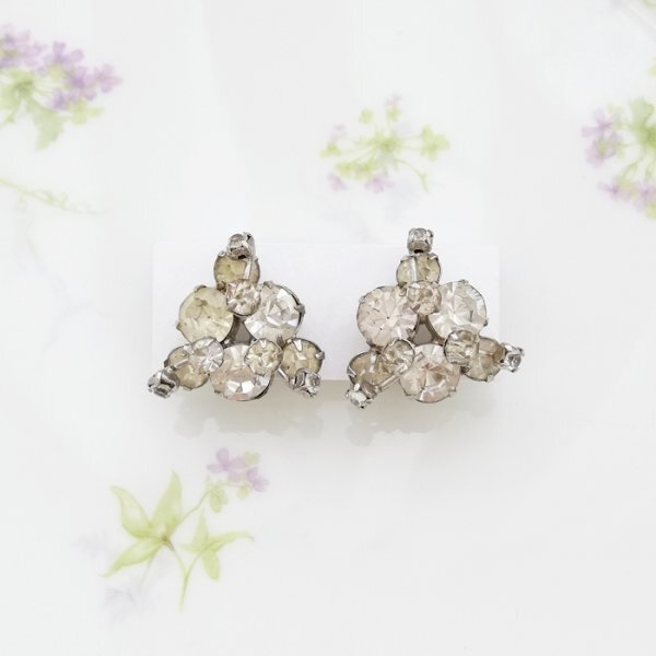 Unsigned Beauty　シルバートーン　クリアラインストーン　イヤリング ヴィンテージジュエリー アンティーク アクセサリー CJ7797E