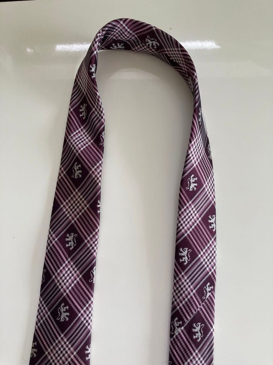 ネクタイシャツ×ジャケット　赤紫コーデ　ボタニカルネクタイ　古着コーデ shirts code アニマル柄 チェック ネクタイ 古着コーデ 高円寺