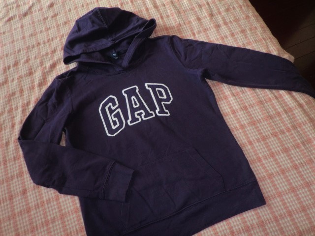 ★GAP ギャップ★サイズS　レディース　パーカー　裏起毛付き　紫色　ロゴワッペン付き_画像1