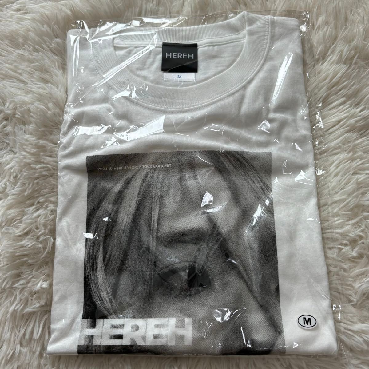 IU HER コンサート 公式グッズ 大阪 Tシャツ Mサイズ IU HER コンサート 公式グッズ 大阪 Tシャツ Mサイズ