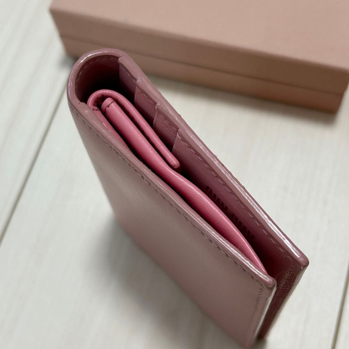 美品【miumiu 】マドラス 二つ折りミニ財布 リボンモチーフ 美品【miumiu 】マドラス 二つ折りミニ財布 リボンモチーフ