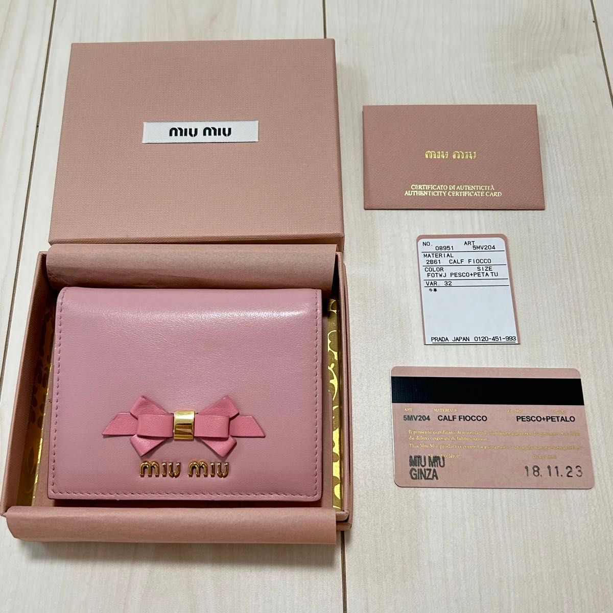 美品【miumiu 】マドラス 二つ折りミニ財布 リボンモチーフ 美品【miumiu 】マドラス 二つ折りミニ財布 リボンモチーフ