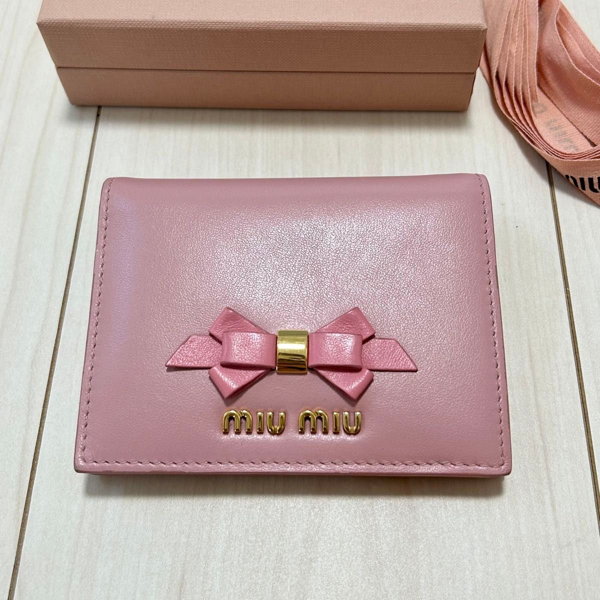 美品【miumiu 】マドラス 二つ折りミニ財布 リボンモチーフ 美品【miumiu 】マドラス 二つ折りミニ財布 リボンモチーフ