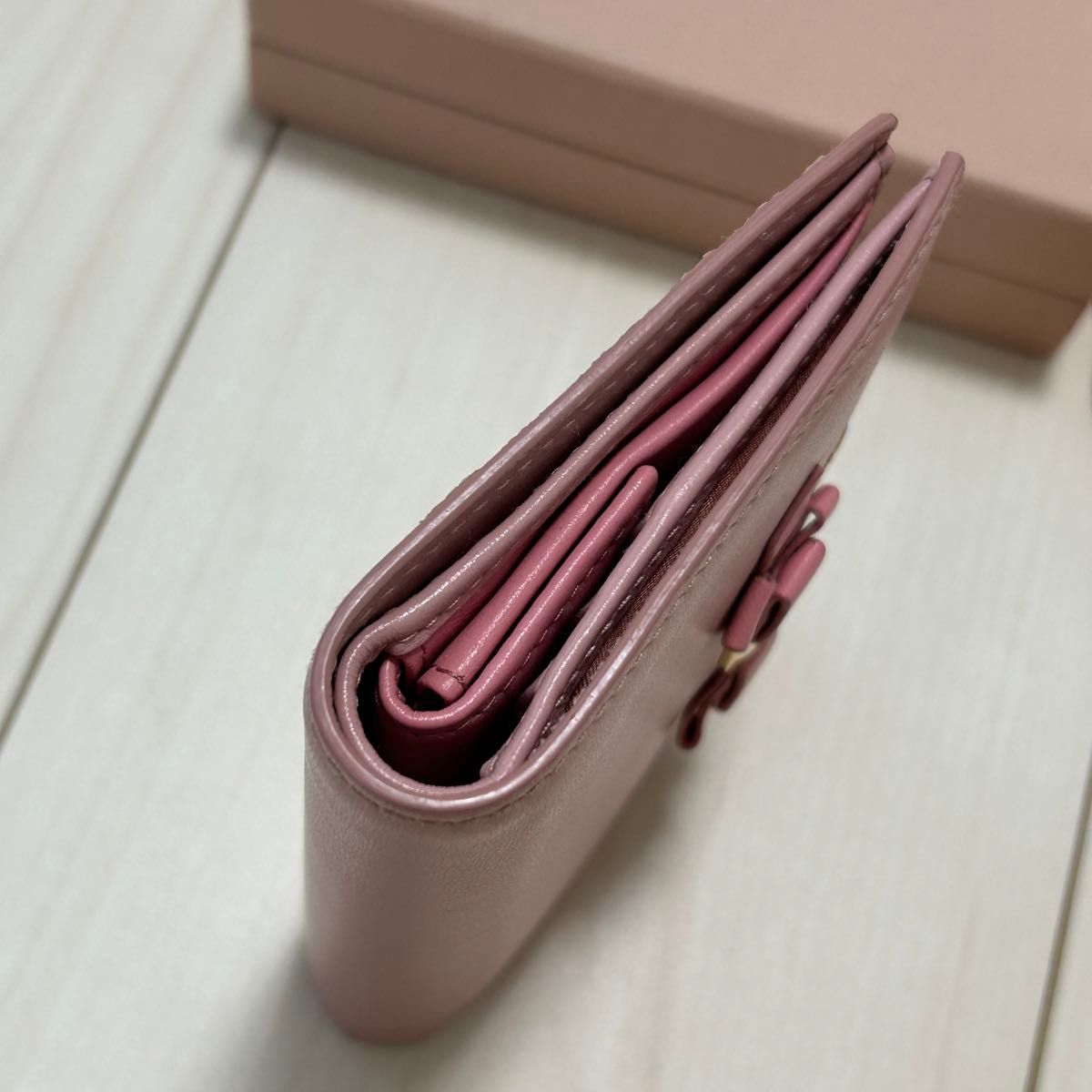 美品【miumiu 】マドラス 二つ折りミニ財布 リボンモチーフ 美品【miumiu 】マドラス 二つ折りミニ財布 リボンモチーフ