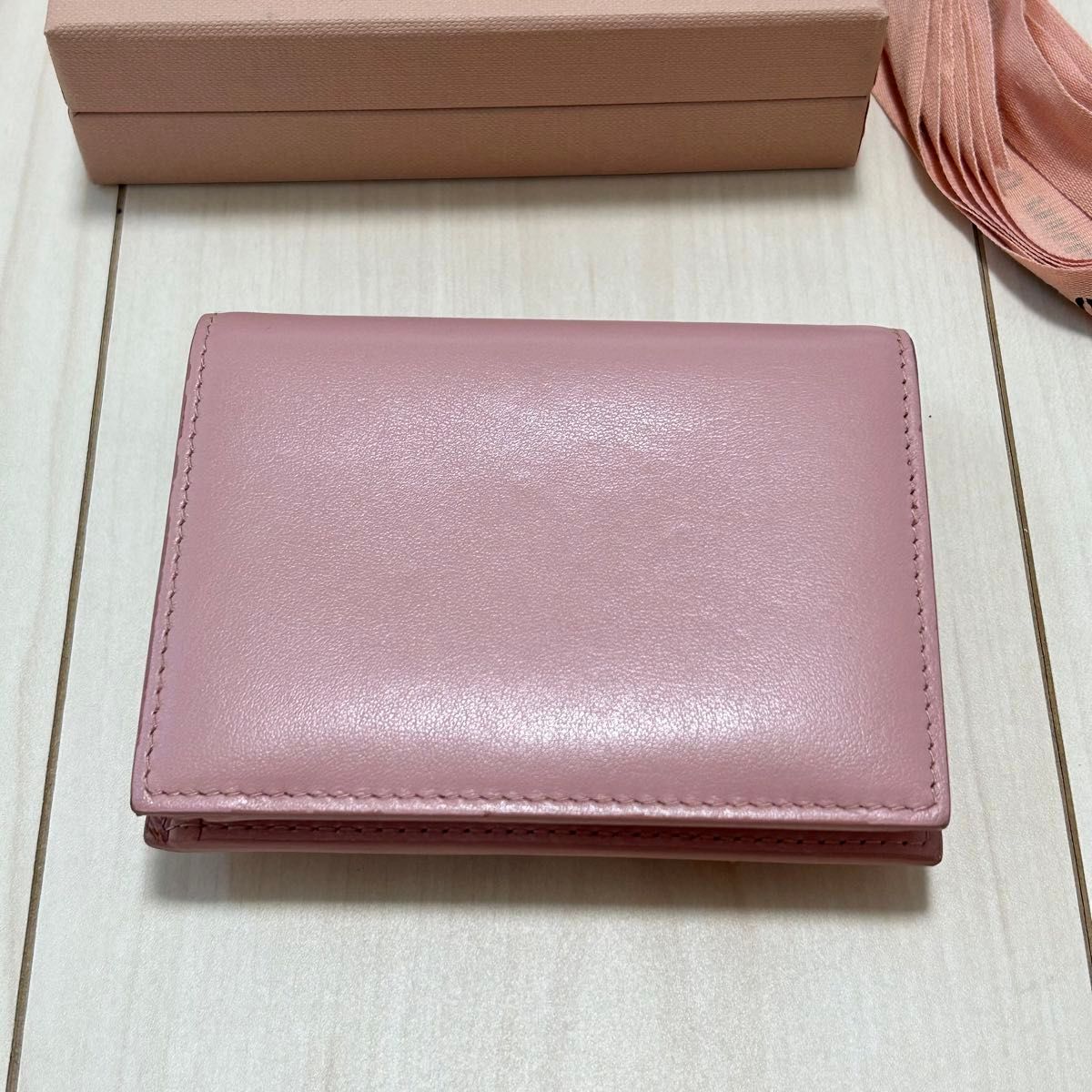 美品【miumiu 】マドラス 二つ折りミニ財布 リボンモチーフ 美品【miumiu 】マドラス 二つ折りミニ財布 リボンモチーフ