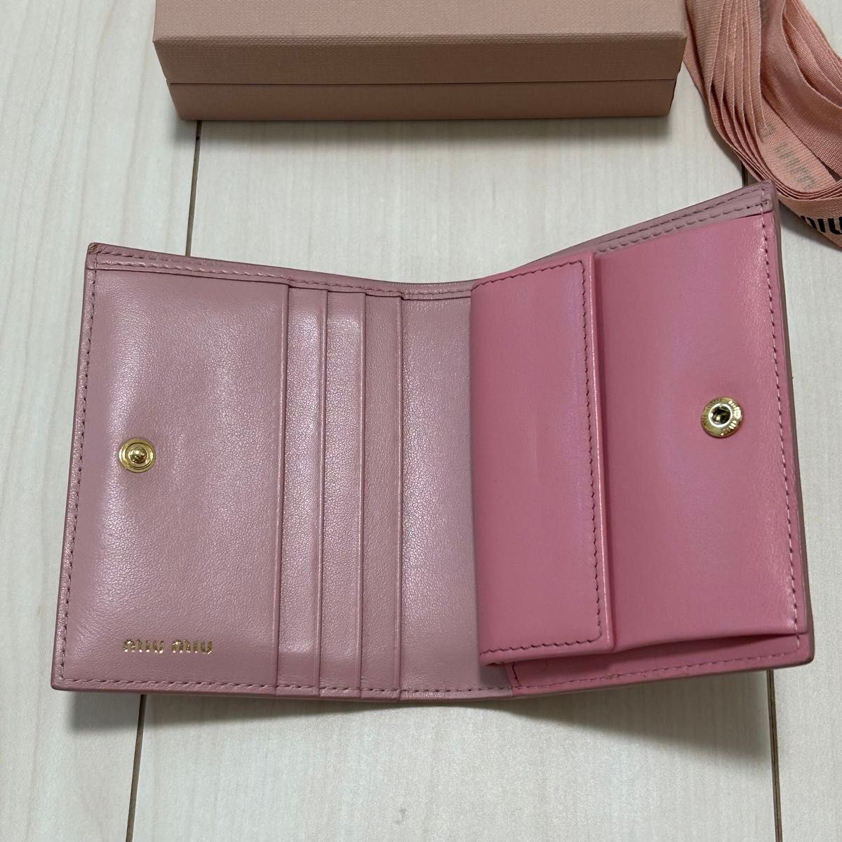 美品【miumiu 】マドラス 二つ折りミニ財布 リボンモチーフ 美品【miumiu 】マドラス 二つ折りミニ財布 リボンモチーフ