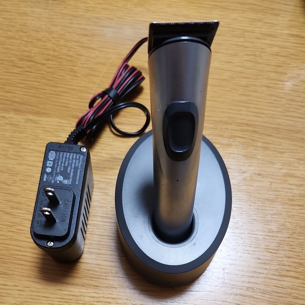 ウエラ ヘアカッター コントゥラ HS61 本体と充電器 バリカン ウエラ ヘアカッター コントゥラ HS61 本体と充電器 バリカン
