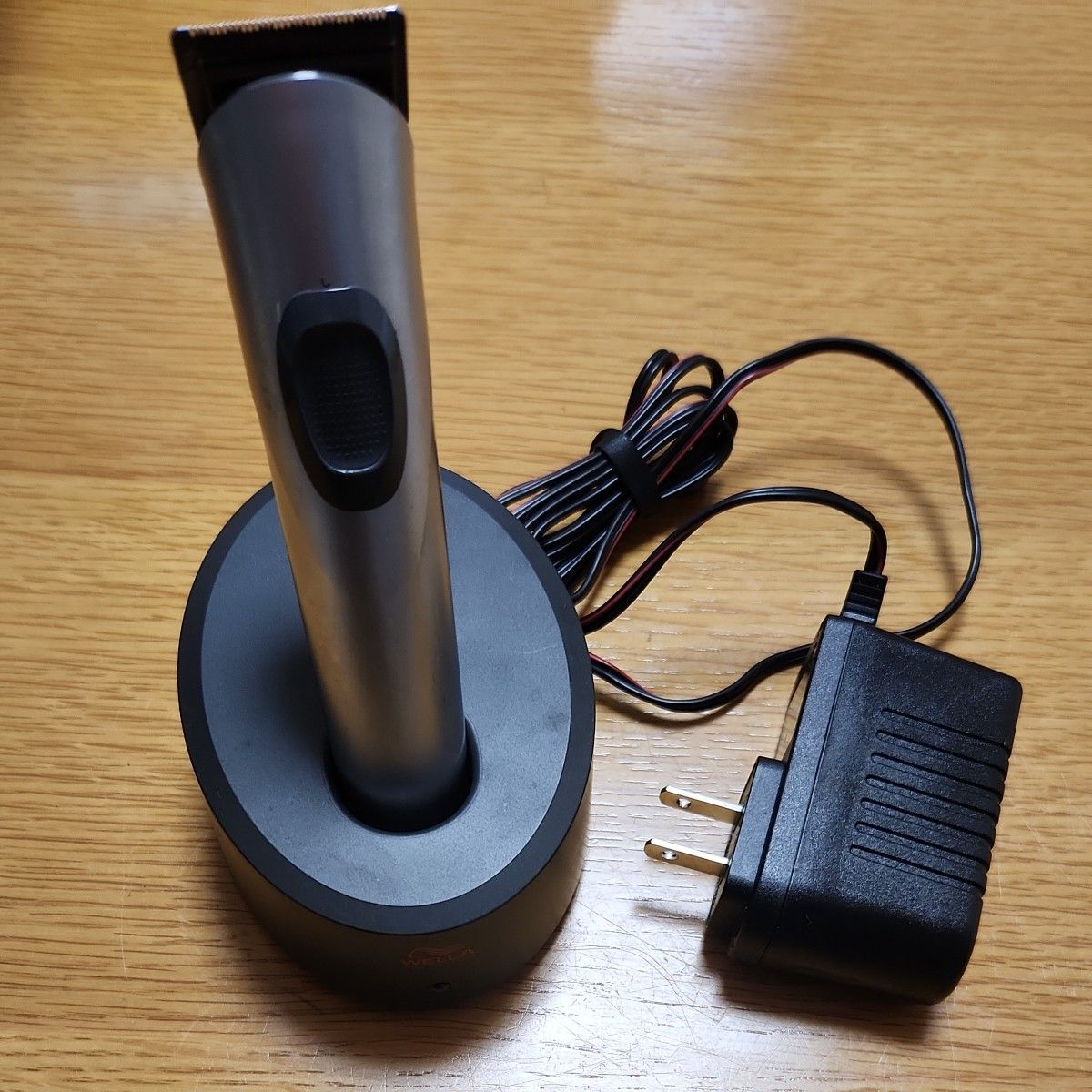 ウエラ ヘアカッター コントゥラ HS61 本体と充電器 バリカン ウエラ ヘアカッター コントゥラ HS61 本体と充電器 バリカン