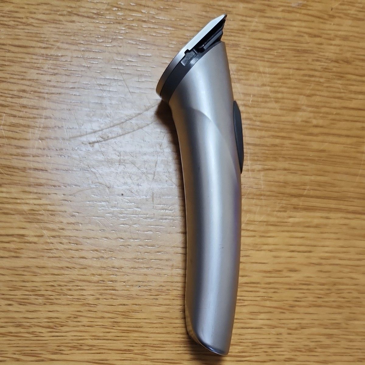 ウエラ ヘアカッター コントゥラ HS61 本体と充電器 バリカン ウエラ ヘアカッター コントゥラ HS61 本体と充電器 バリカン