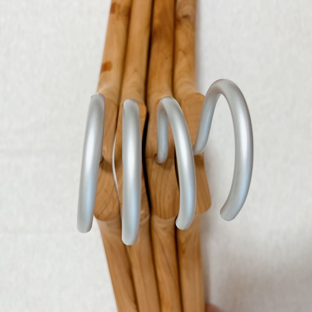 無印良品 MUJI 廃盤品 レッドシダーハンガー 木製ハンガー 4本 無印良品 MUJI 廃盤品 レッドシダーハンガー 木製ハンガー 4本