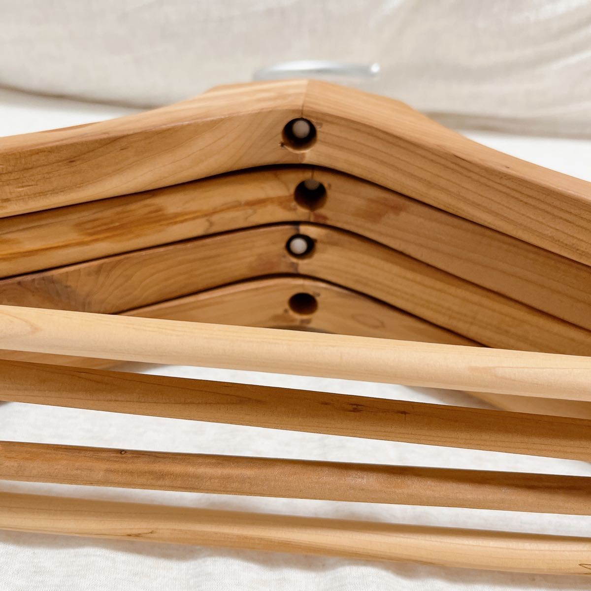 無印良品 MUJI 廃盤品 レッドシダーハンガー 木製ハンガー 4本 無印良品 MUJI 廃盤品 レッドシダーハンガー 木製ハンガー 4本