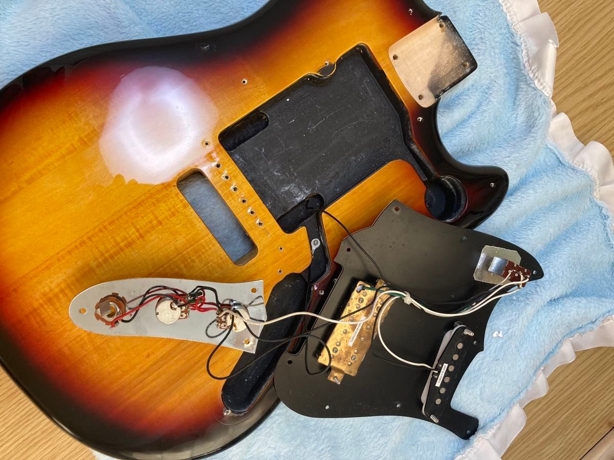 Cyclone Squier by Fender サンバースト 2012年製 改造あり Cyclone Squier by Fender サンバースト 2012年製 改造あり