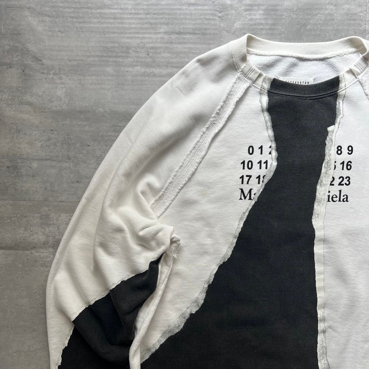 Maison Margiela メゾンマルジェラ カレンダーロゴ クルーネック Maison Margiela メゾンマルジェラ カレンダーロゴ クルーネック