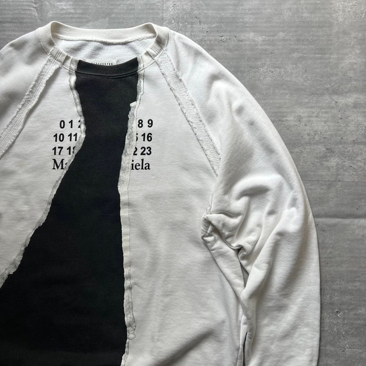 Maison Margiela メゾンマルジェラ カレンダーロゴ クルーネック Maison Margiela メゾンマルジェラ カレンダーロゴ クルーネック