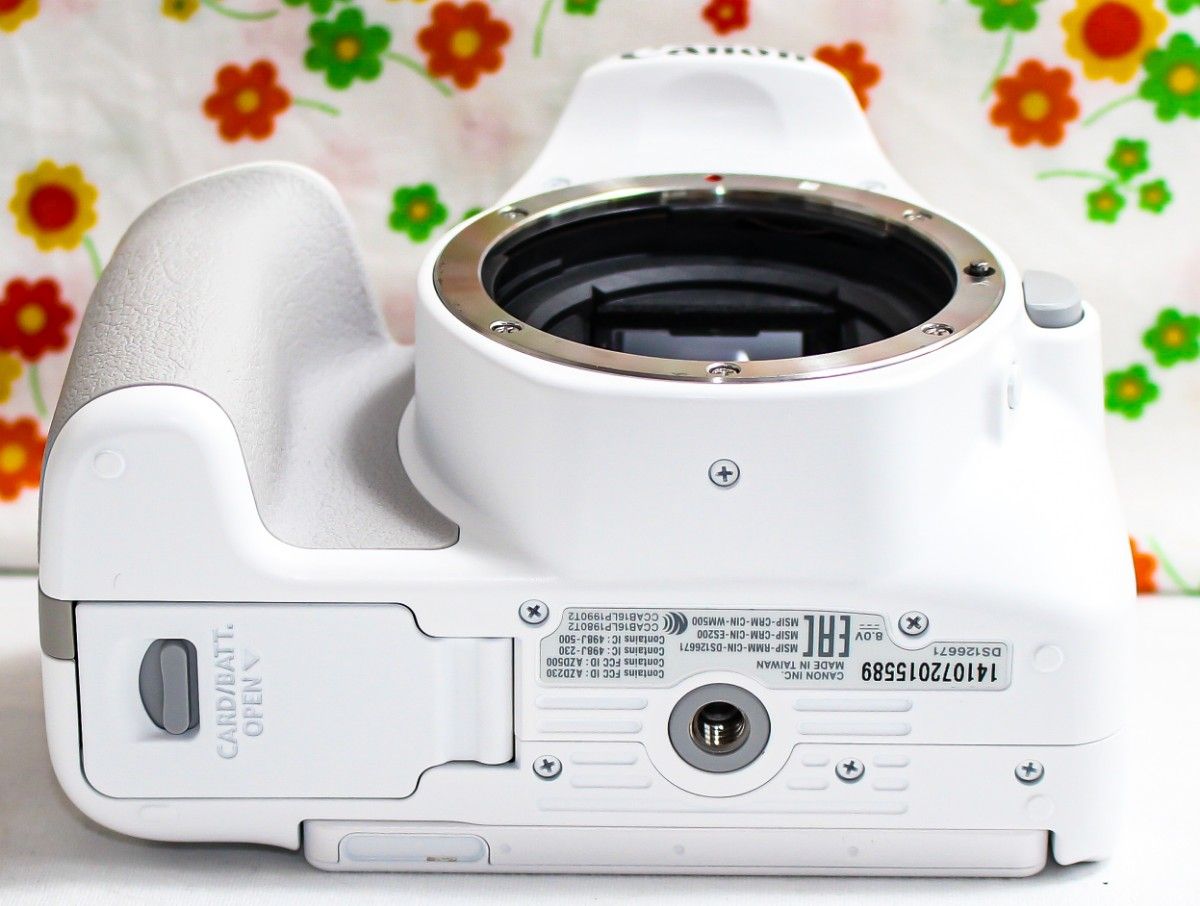 超美品 Canon kiss x9☆希少ホワイト☆WiFi搭載!☆高機能カメラ 超美品 Canon kiss x9☆希少ホワイト☆WiFi搭載!☆高機能カメラ