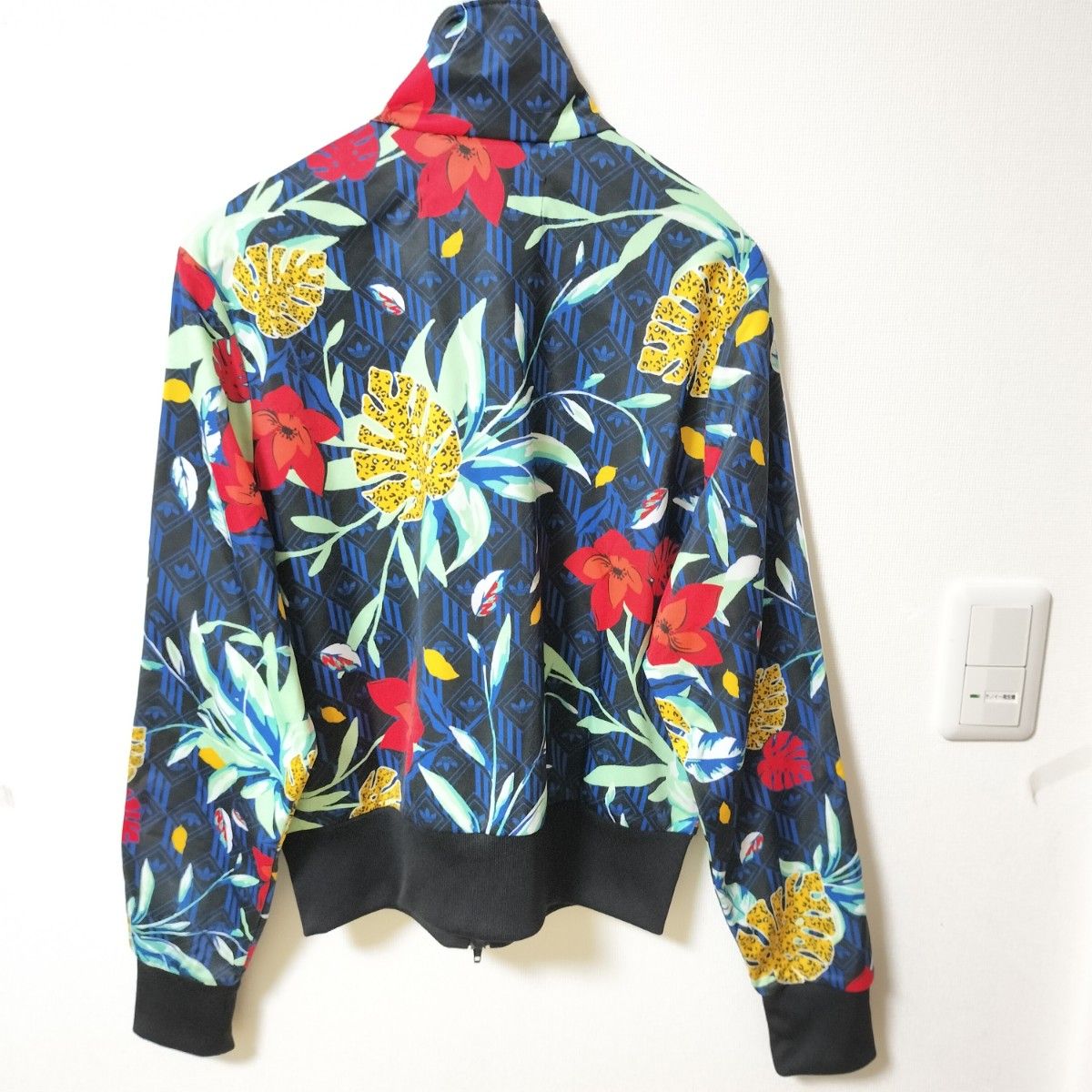 アディダス 青 クロップド トラックジャケット 花柄 ジャージ アディダス 青 クロップド トラックジャケット 花柄 ジャージ