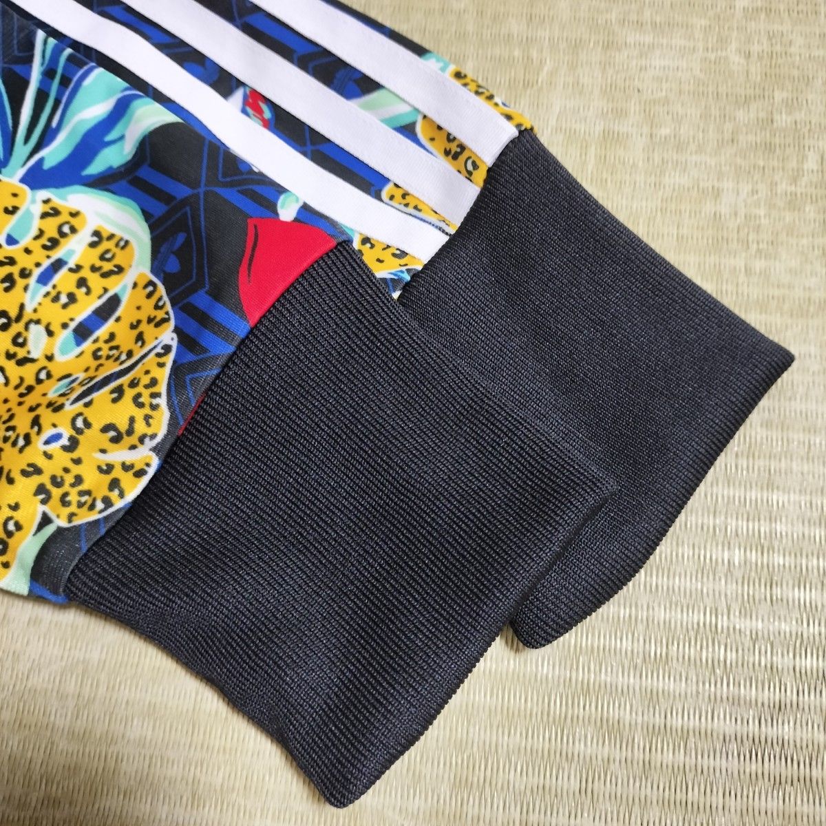 アディダス 青 クロップド トラックジャケット 花柄 ジャージ アディダス 青 クロップド トラックジャケット 花柄 ジャージ