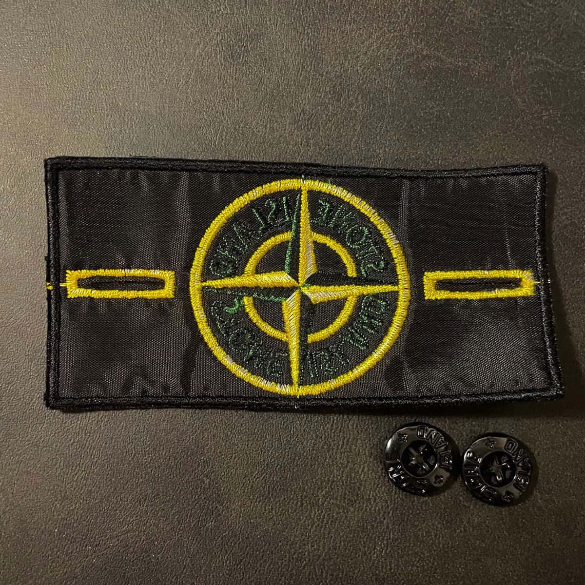 STONE ISLAND ストーンアイランド タグ ワッペンボタン付き 黒 STONE ISLAND ストーンアイランド タグ ワッペンボタン付き 黒