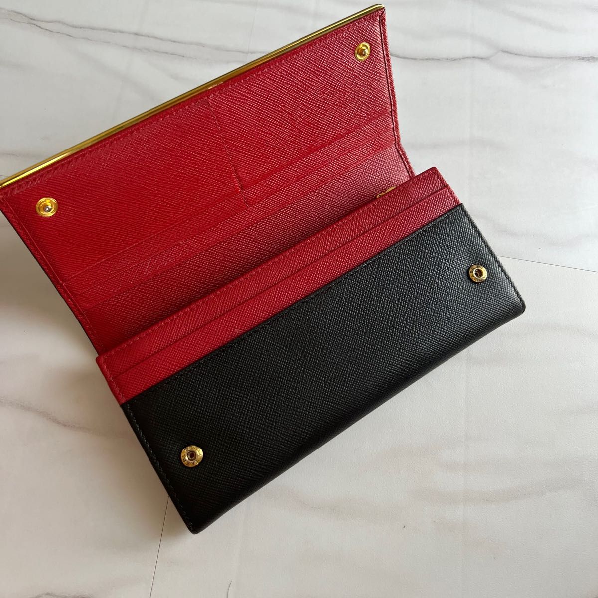 極美品】2023年秋冬新作 PRADA プラダ 長財布 ソフトカーフ 極美品】2023年秋冬新作 PRADA プラダ 長財布 ソフトカーフ