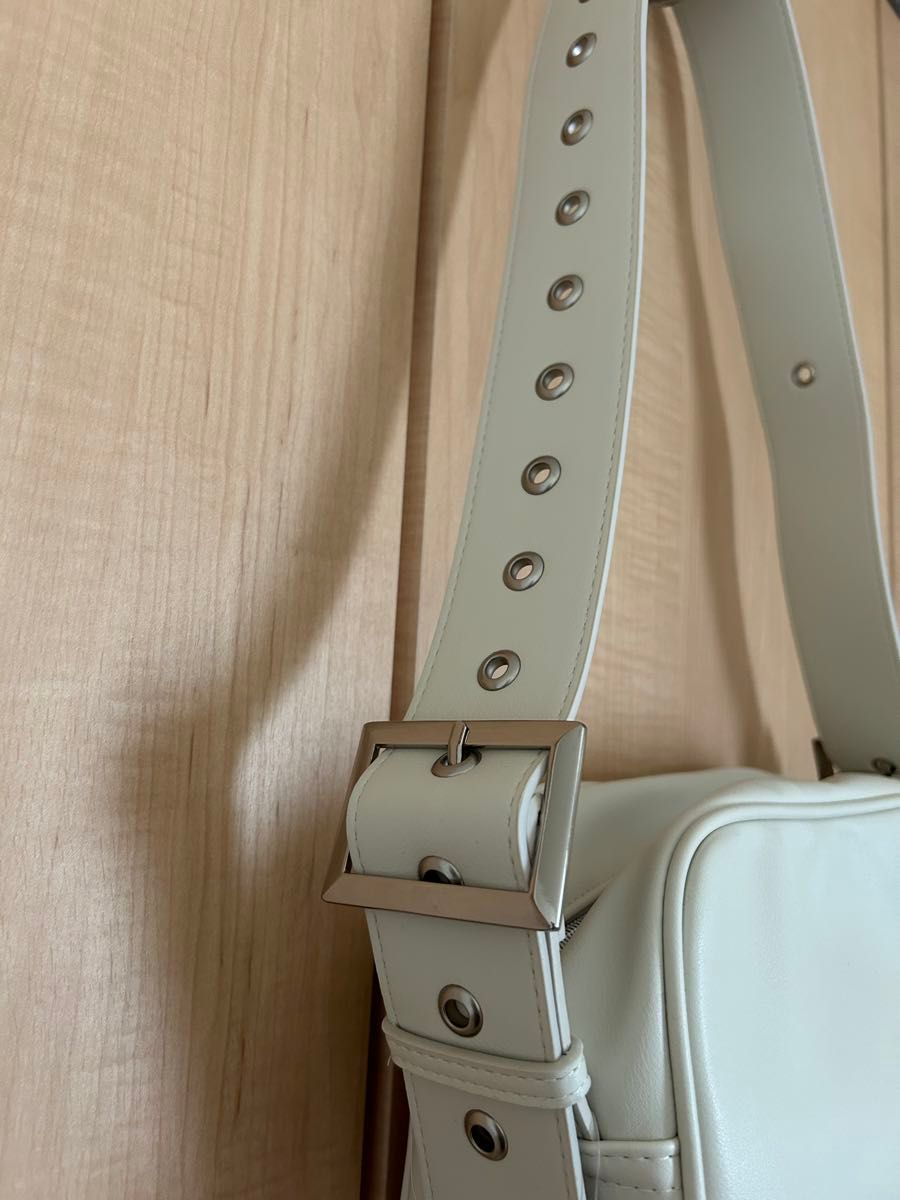 新品 しまむら おなつさん ハトメショルダーバッグ ホワイト 新品 しまむら おなつさん ハトメショルダーバッグ ホワイト
