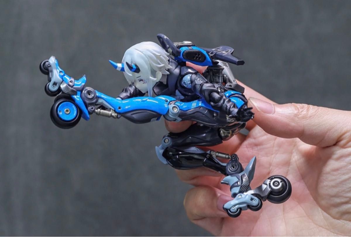 ブルーとグレー2機 少女発動機RUNNER MANDARIN SURFフィギュア 海賊品 