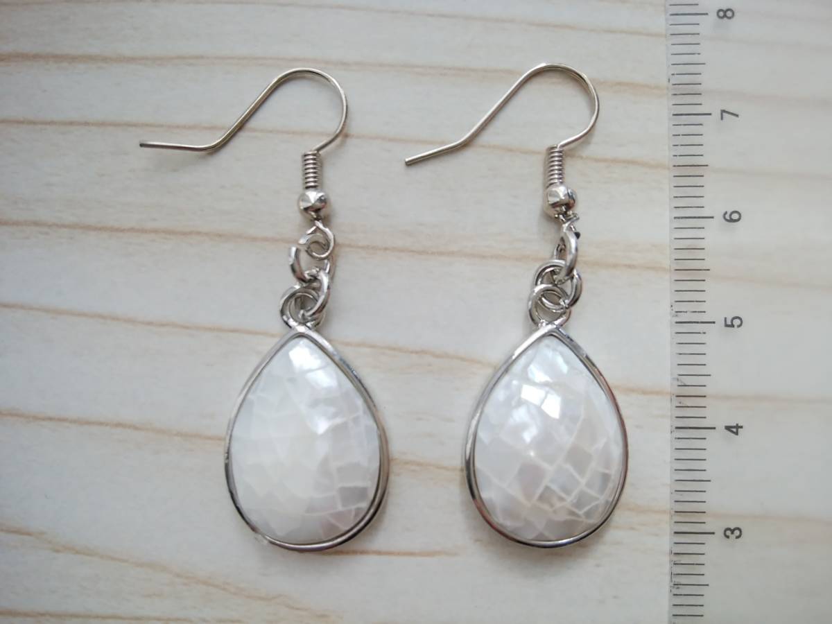* natural white shell earrings *... type swaying type *. white shell * new goods 52