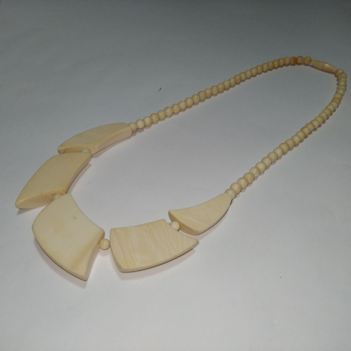 ② 象牙風 ネックレス アイボリー色 :装飾品 アクセサリー 美術