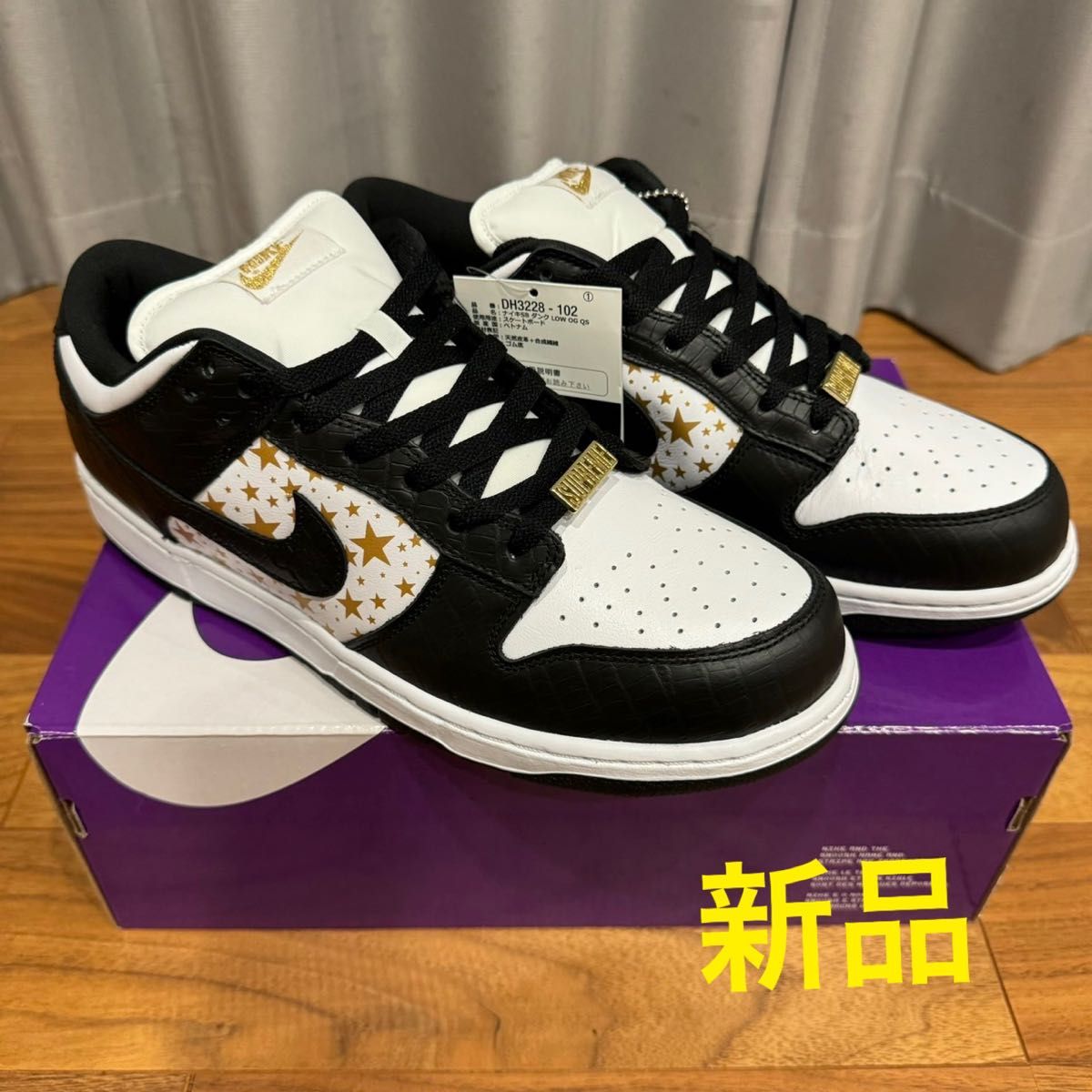 Supreme × Nike SB Dunk Low OG QS Gold Stars Supreme × Nike SB Dunk Low OG QS Gold Stars