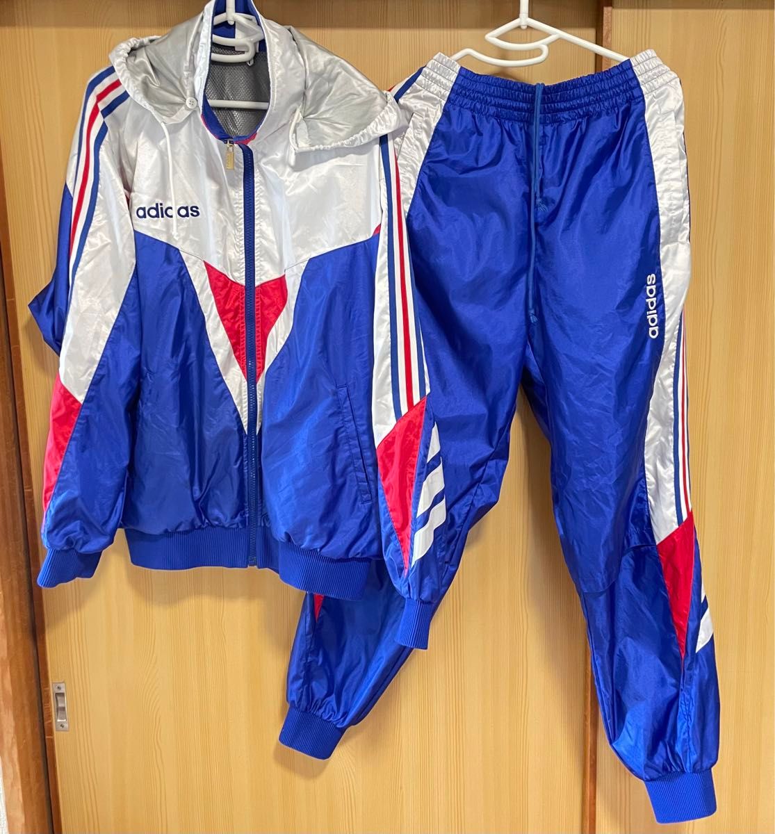 adidas ウィンドブレーカー 上下セット レアなデザイン 青赤白 L adidas ウィンドブレーカー 上下セット レアなデザイン 青赤白 L