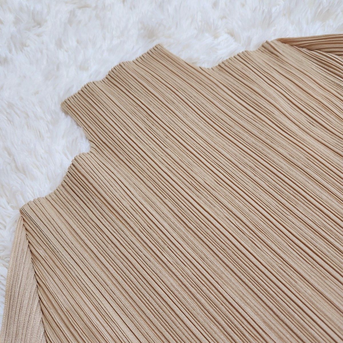 プリーツプリーズ LEAP 半袖トップス　ベージュ ISSEY MIYAKE プリーツプリーズ 半袖トップス ベージュ - メルカリ