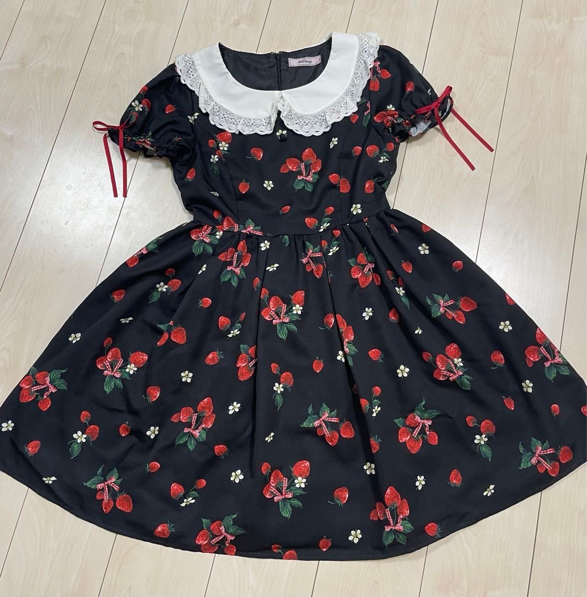 最終 アンクルージュ 苺ワンピース 黒×いちご ストロベリー 最終 アンクルージュ 苺ワンピース 黒×いちご ストロベリー