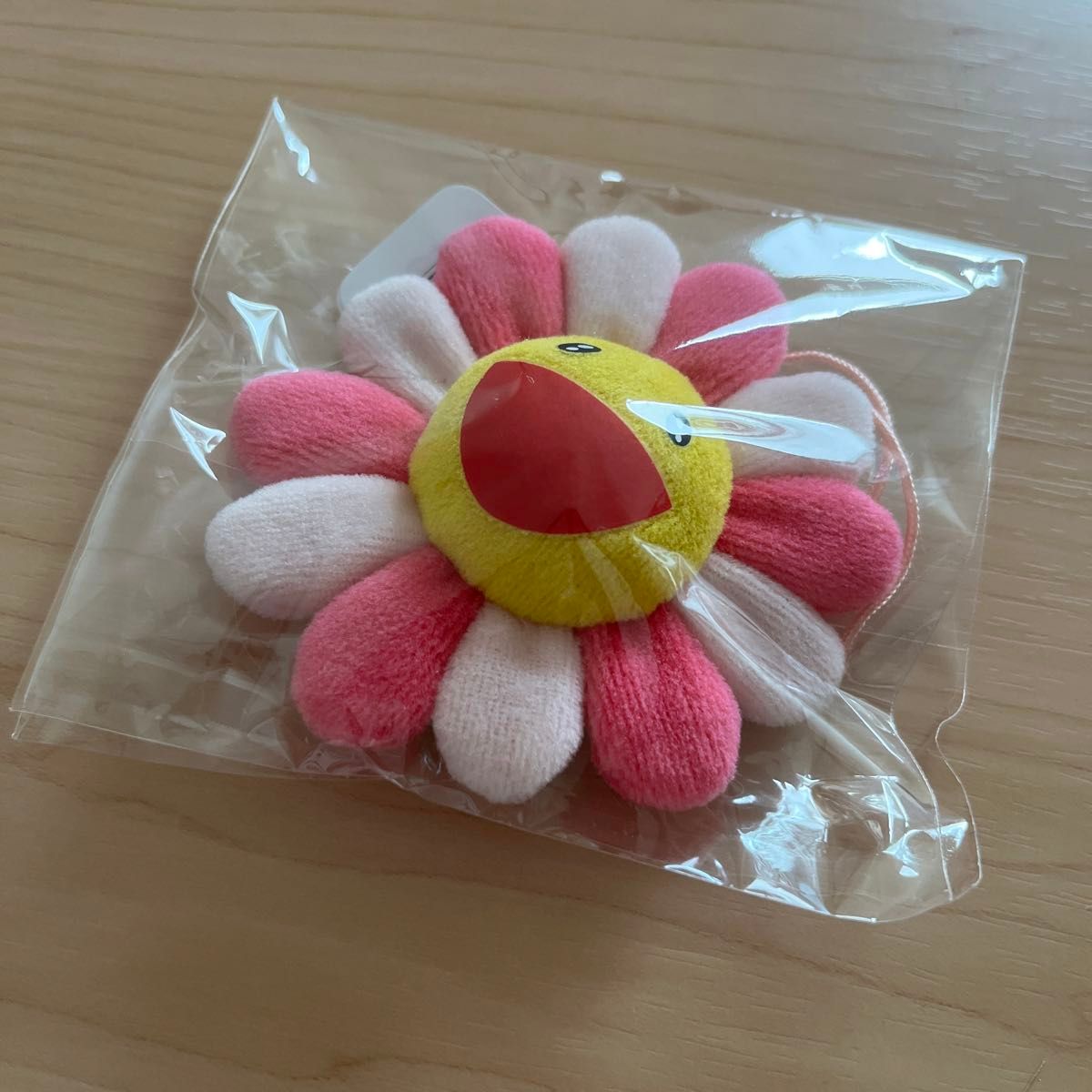 未使用 村上隆 お花 バッジ チャーム キーホルダー カイカイキキ 未使用 村上隆 お花 バッジ チャーム キーホルダー カイカイキキ