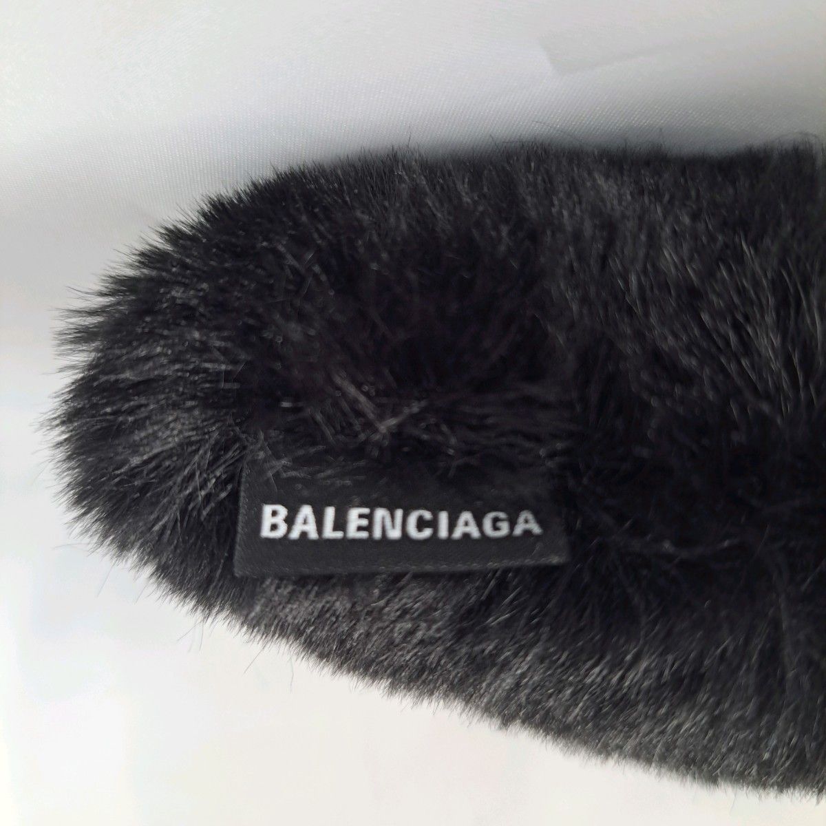 バレンシアガ BALENCIAGA イヤホンケース ファー ブラック バレンシアガ BALENCIAGA イヤホンケース ファー ブラック