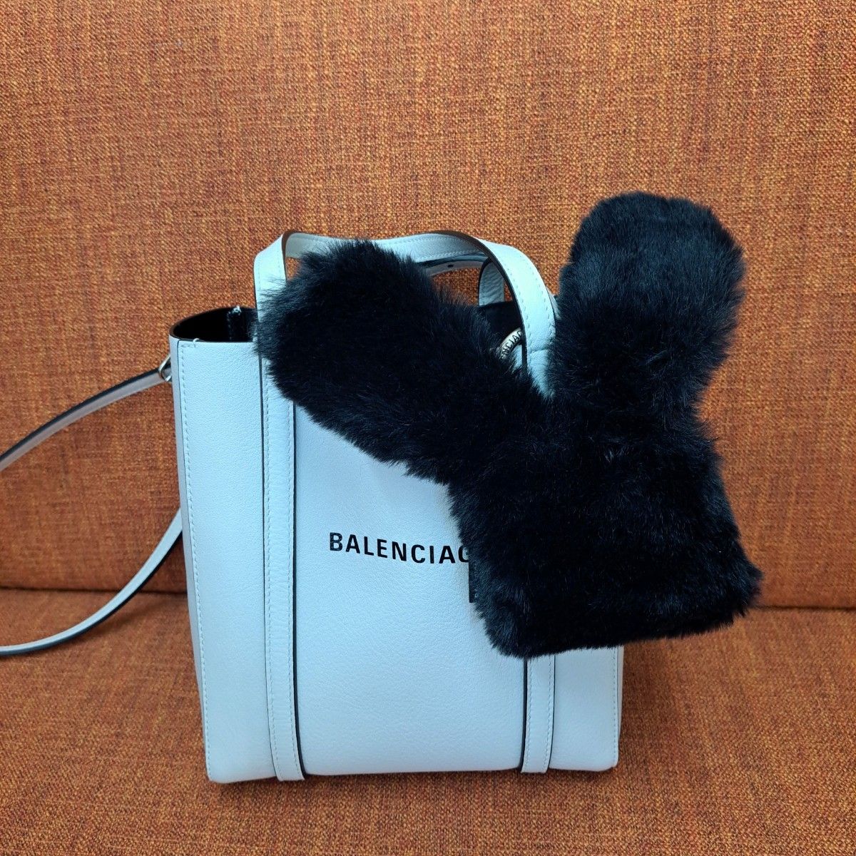 バレンシアガ BALENCIAGA イヤホンケース ファー ブラック バレンシアガ BALENCIAGA イヤホンケース ファー ブラック
