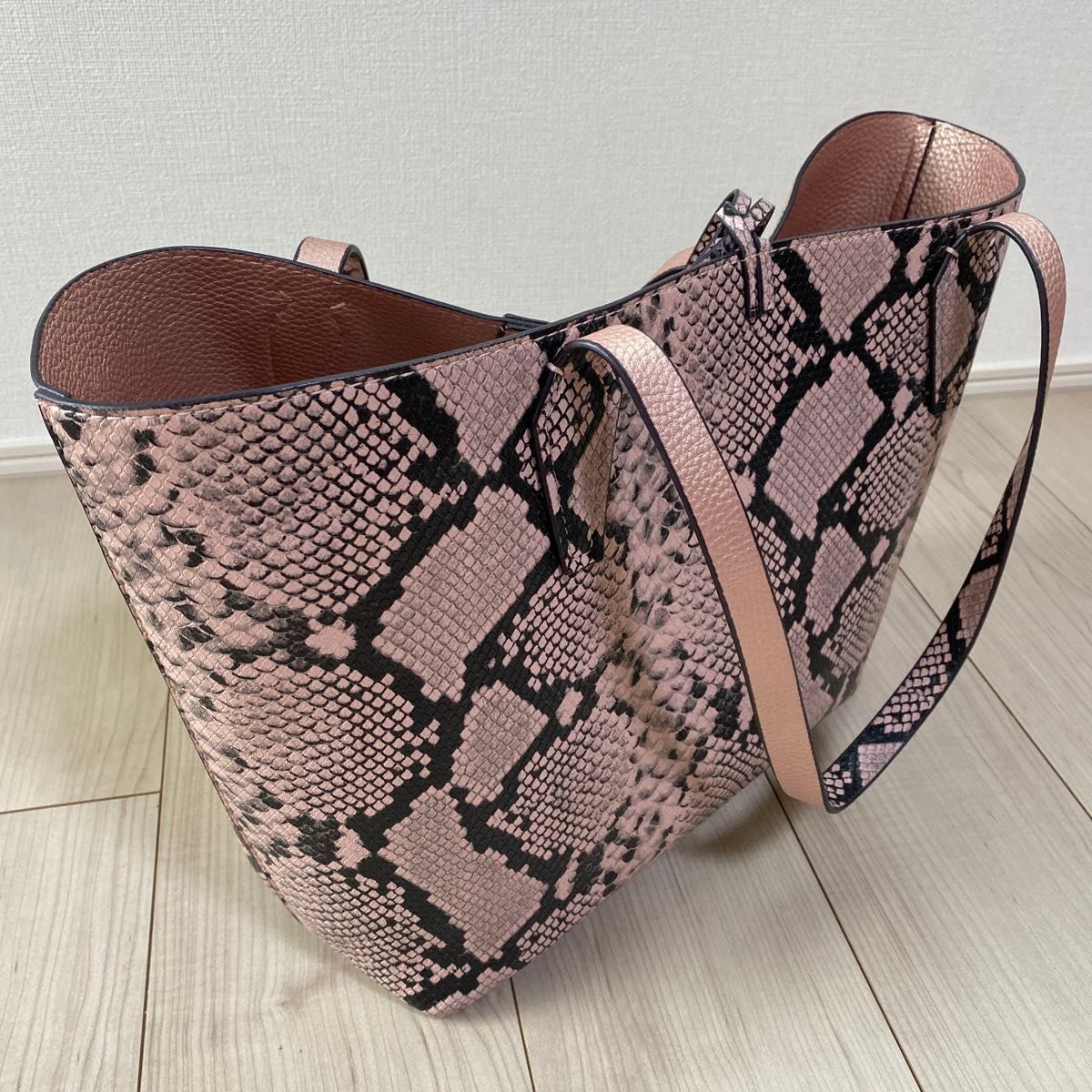 美品 GUESS ゲス トートバッグ パイソン柄 蛇柄 ピンク