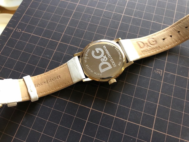 KK834 良品 付属品付 良デザイン D&G ドルチェ&ガッバーナ TIME シェル ストーン ゴールド×ホワイト文字盤 純正革ベルト クオーツ 腕時計_画像8