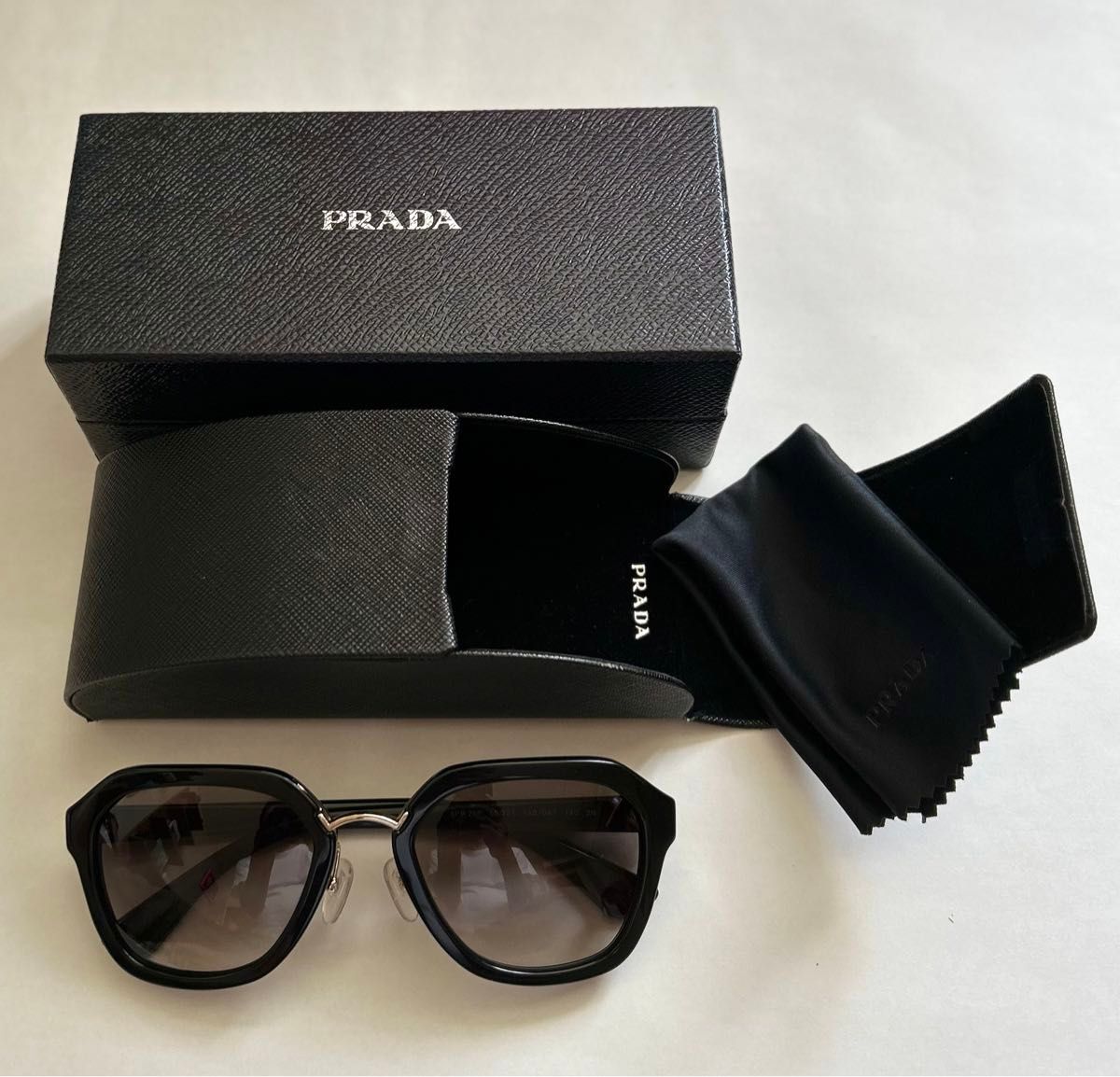プラダサングラス PRADA SPR 25R(ブラック系)|Yahoo!フリマ プラダサングラス PRADA SPR 25R(ブラック系)|Yahoo!フリマ