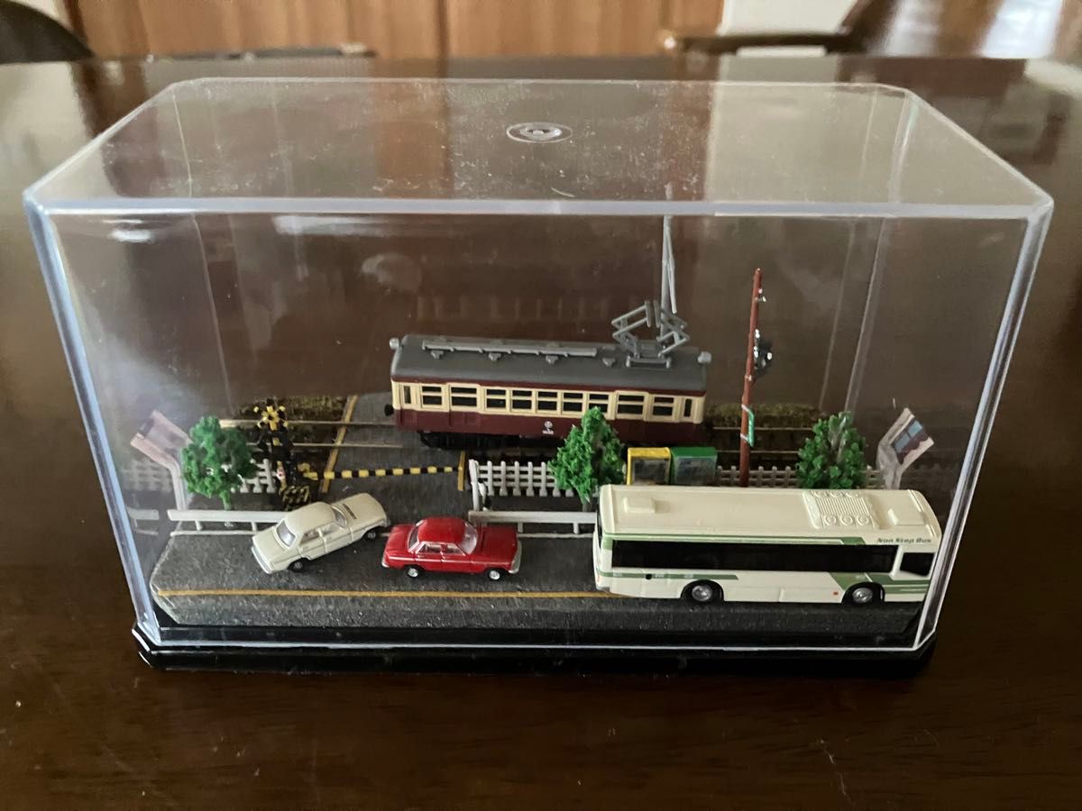 気薄な踏切装置付 Nゲージ鉄道模型 1/150トロリー電車と車・バス 気薄な踏切装置付 Nゲージ鉄道模型 1/150トロリー電車と車・バス