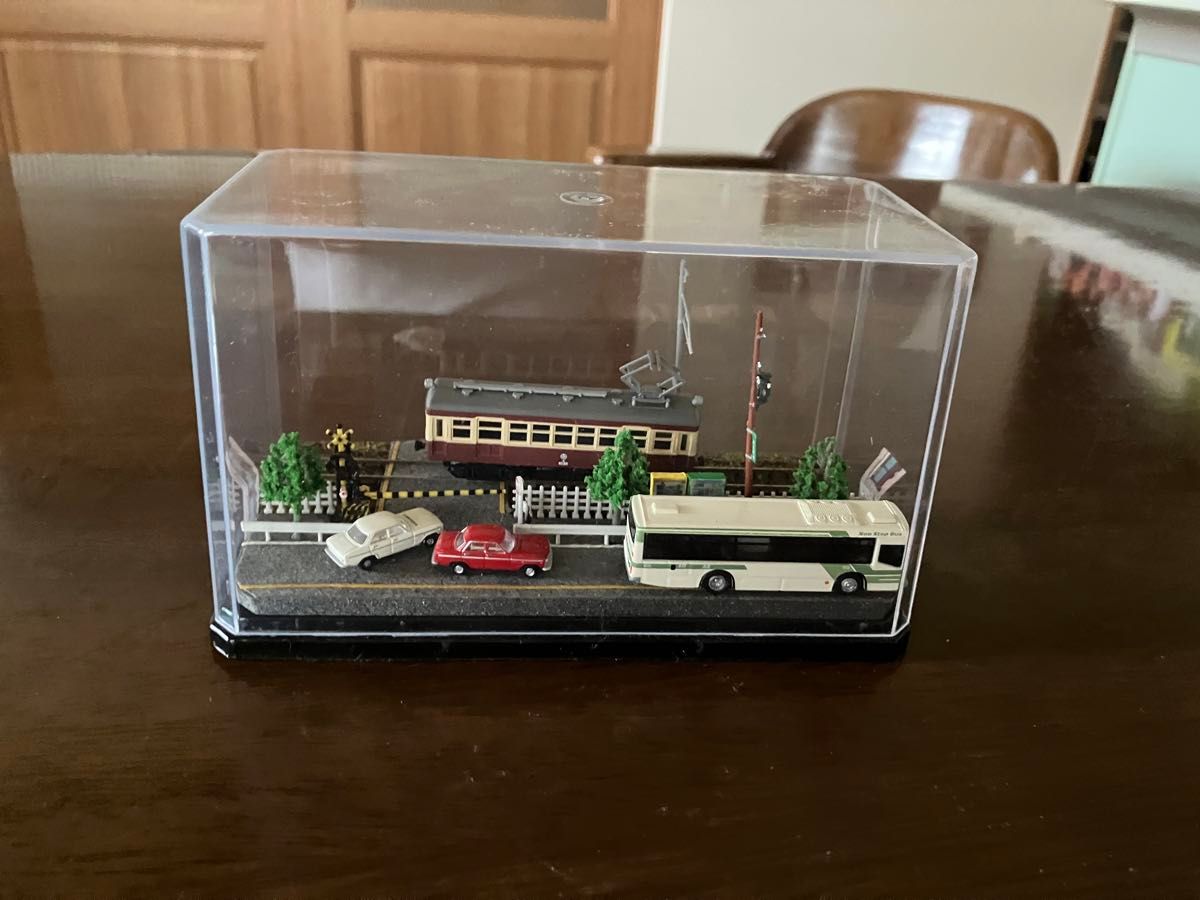 気薄な踏切装置付 Nゲージ鉄道模型 1/150トロリー電車と車・バス 気薄な踏切装置付 Nゲージ鉄道模型 1/150トロリー電車と車・バス
