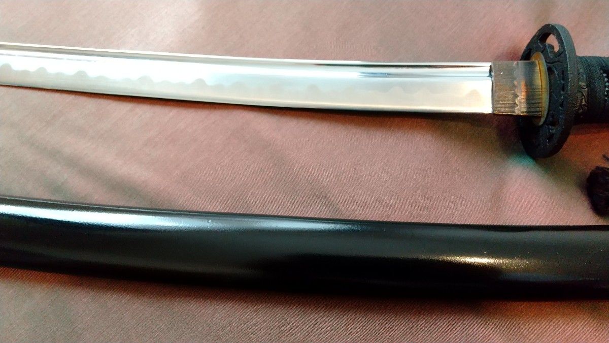 樋入り】模造刀 鐺あり黒鞘 薄刃仕様 鉄鍔 模擬刀 拵え 日本刀 樋入り】模造刀 鐺あり黒鞘 薄刃仕様 鉄鍔 模擬刀 拵え 日本刀