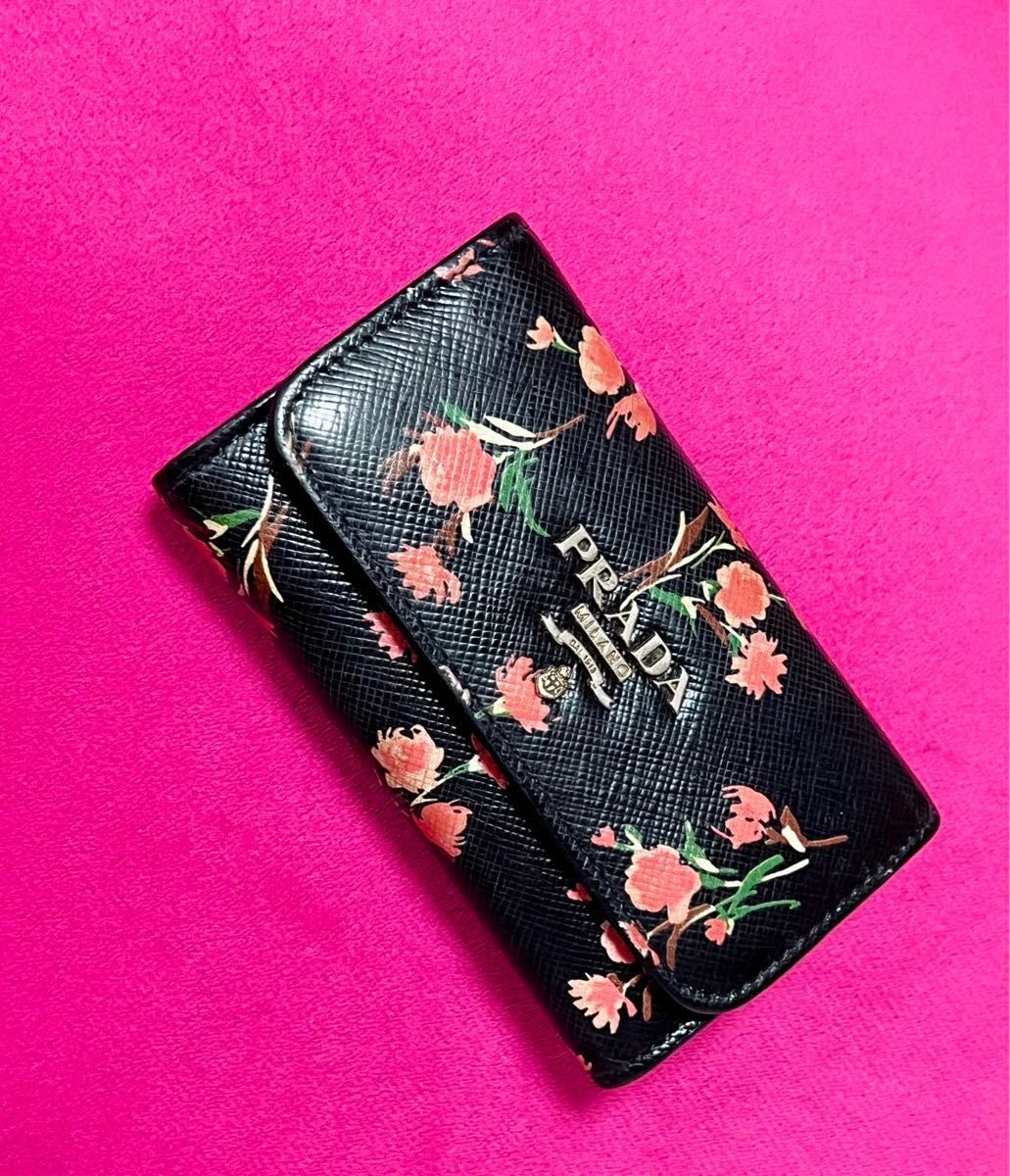 レア PRADA プラダ キーケース 6連 花柄 ブラック ピンク レザー レア PRADA プラダ キーケース 6連 花柄 ブラック ピンク レザー