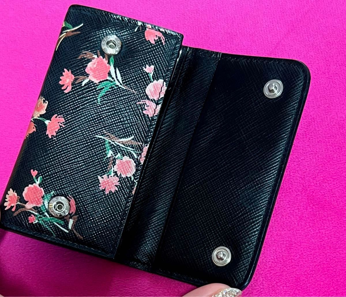 レア PRADA プラダ キーケース 6連 花柄 ブラック ピンク レザー レア PRADA プラダ キーケース 6連 花柄 ブラック ピンク レザー