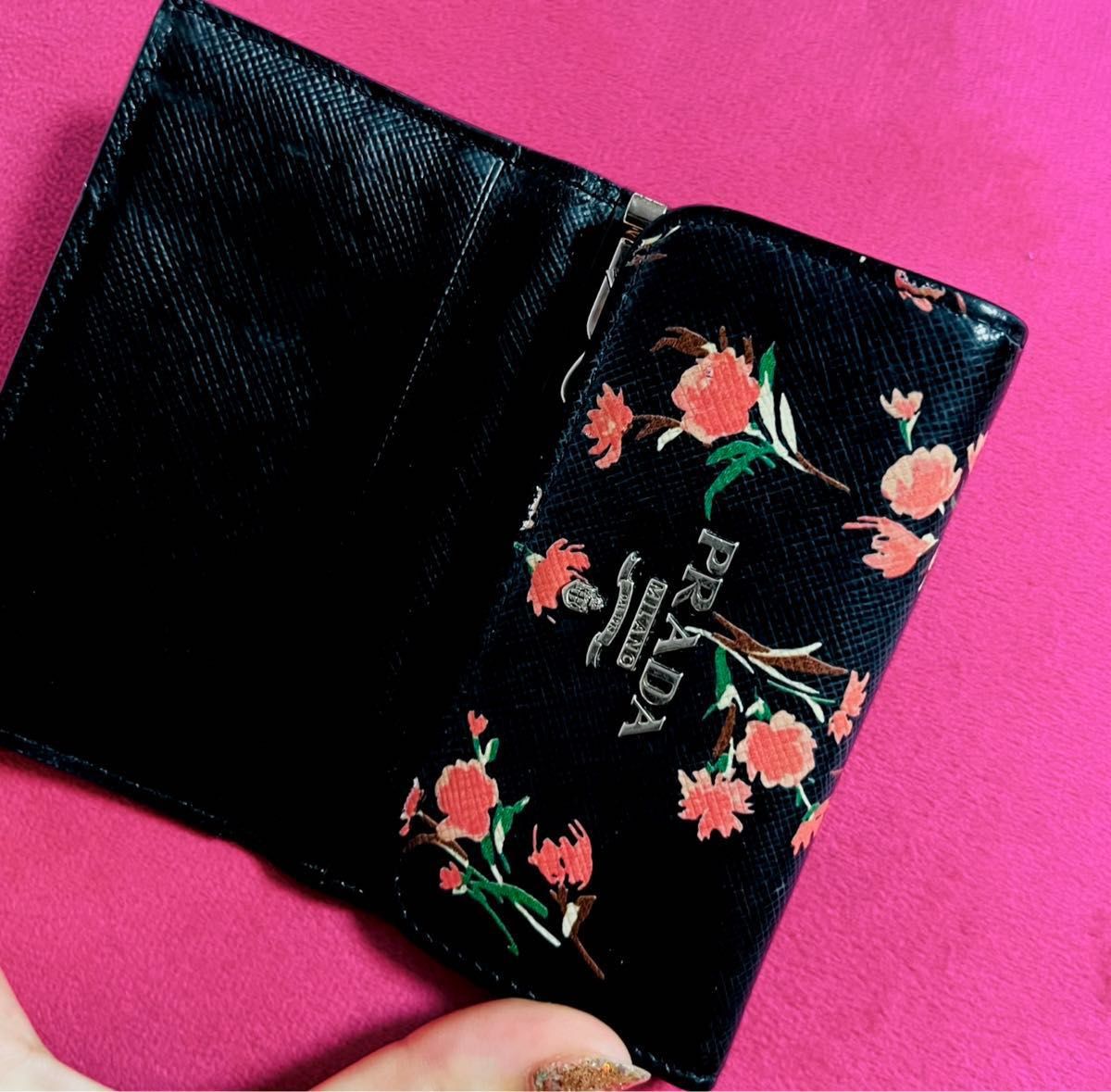 レア PRADA プラダ キーケース 6連 花柄 ブラック ピンク レザー レア PRADA プラダ キーケース 6連 花柄 ブラック ピンク レザー