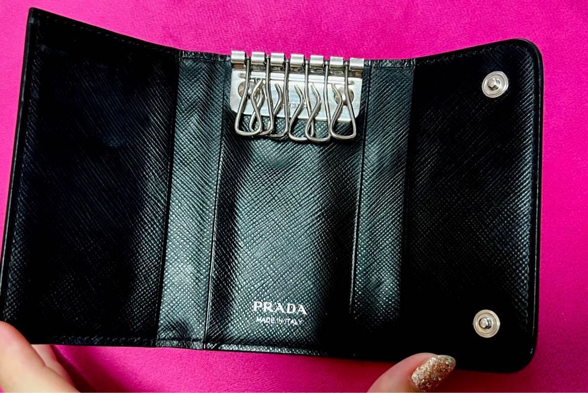 レア PRADA プラダ キーケース 6連 花柄 ブラック ピンク レザー レア PRADA プラダ キーケース 6連 花柄 ブラック ピンク レザー