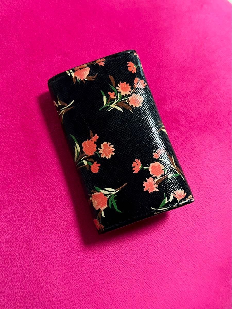レア PRADA プラダ キーケース 6連 花柄 ブラック ピンク レザー レア PRADA プラダ キーケース 6連 花柄 ブラック ピンク レザー