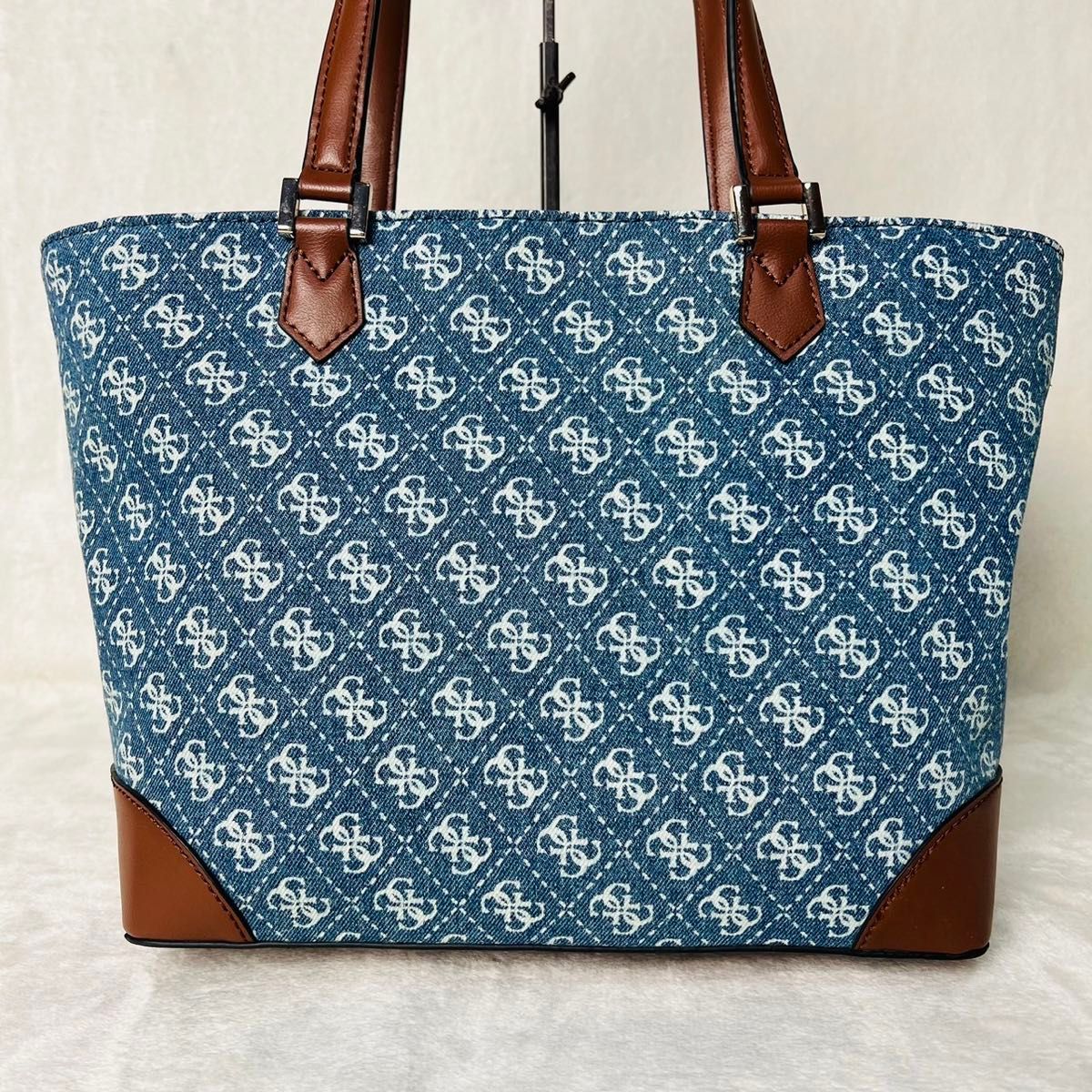 新品未使用タグ付】GUESS トートバッグ デニム レザー ワン 新品未使用タグ付】GUESS トートバッグ デニム レザー ワン