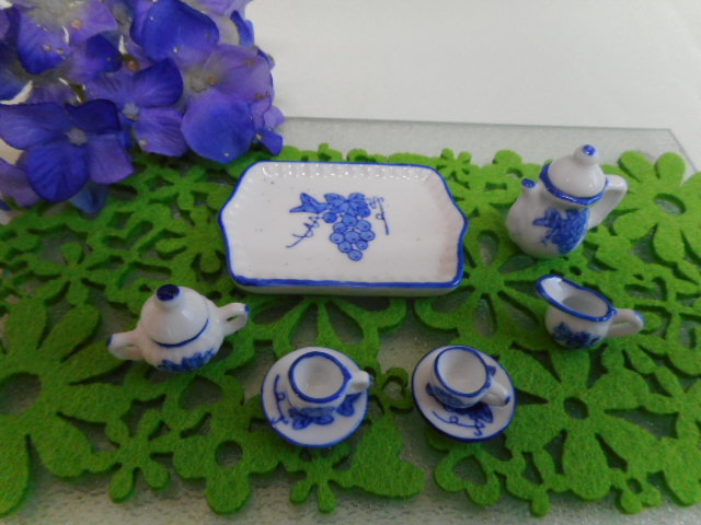 可愛いミニチュアティーセット　陶器　青色葡萄柄　小さな小さなお茶セット　ドールハウス　インテリア小物　中古品 _画像2