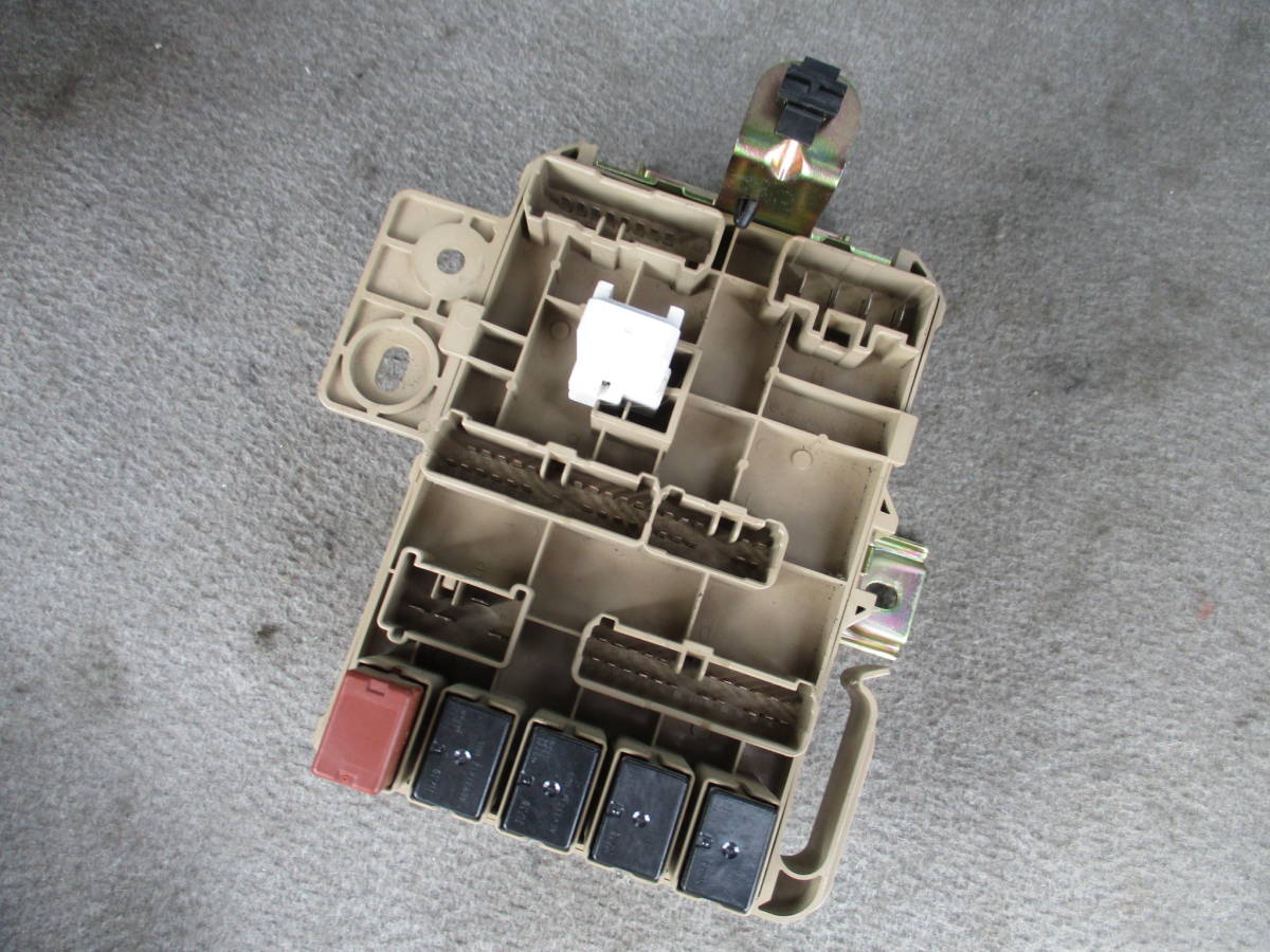 ヤフオク Cba Rc1 スバル R2 純正 室内ヒューズボックス 8 ヤフオク Cba Rc1 スバル R2 純正 室内ヒューズボックス 8