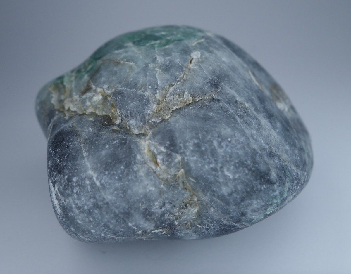 糸魚川翡翠 青海 金山 約131g 黒翡翠 翡翠原石 海石 自然石 鑑賞 糸魚川翡翠 青海 金山 約131g 黒翡翠 翡翠原石 海石 自然石 鑑賞