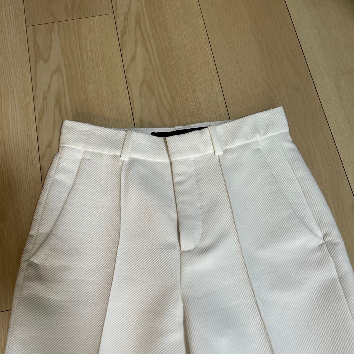 ZARAWOMANホワイトワイドパンツ普段日本のSサイズを着用している方ぴったり ZARAWOMANホワイトワイドパンツ普段日本のSサイズを着用している